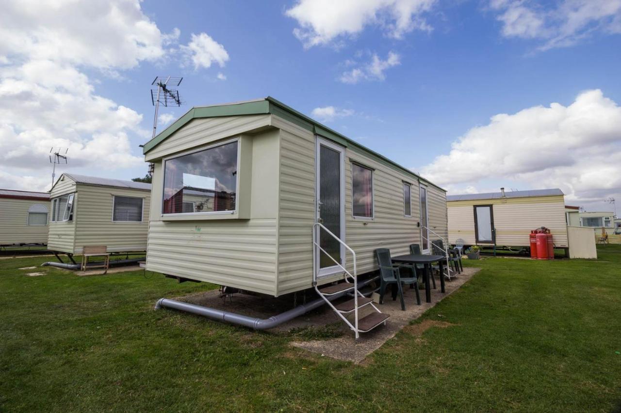 6 Berth Caravan For Hire At Martello Beach Holiday Park In Essex Ref 29017Y Ξενοδοχείο Clacton-on-Sea Εξωτερικό φωτογραφία