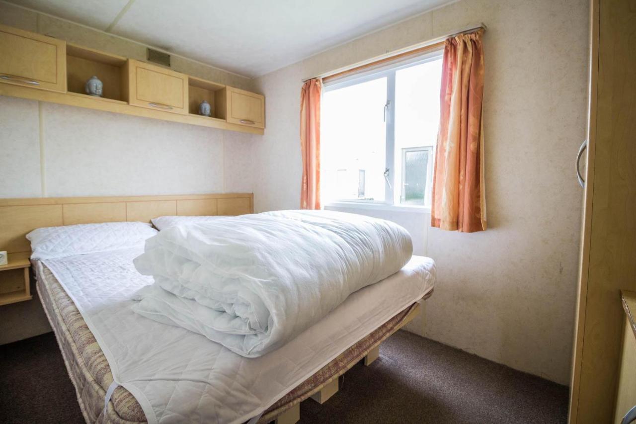 6 Berth Caravan For Hire At Martello Beach Holiday Park In Essex Ref 29017Y Ξενοδοχείο Clacton-on-Sea Εξωτερικό φωτογραφία