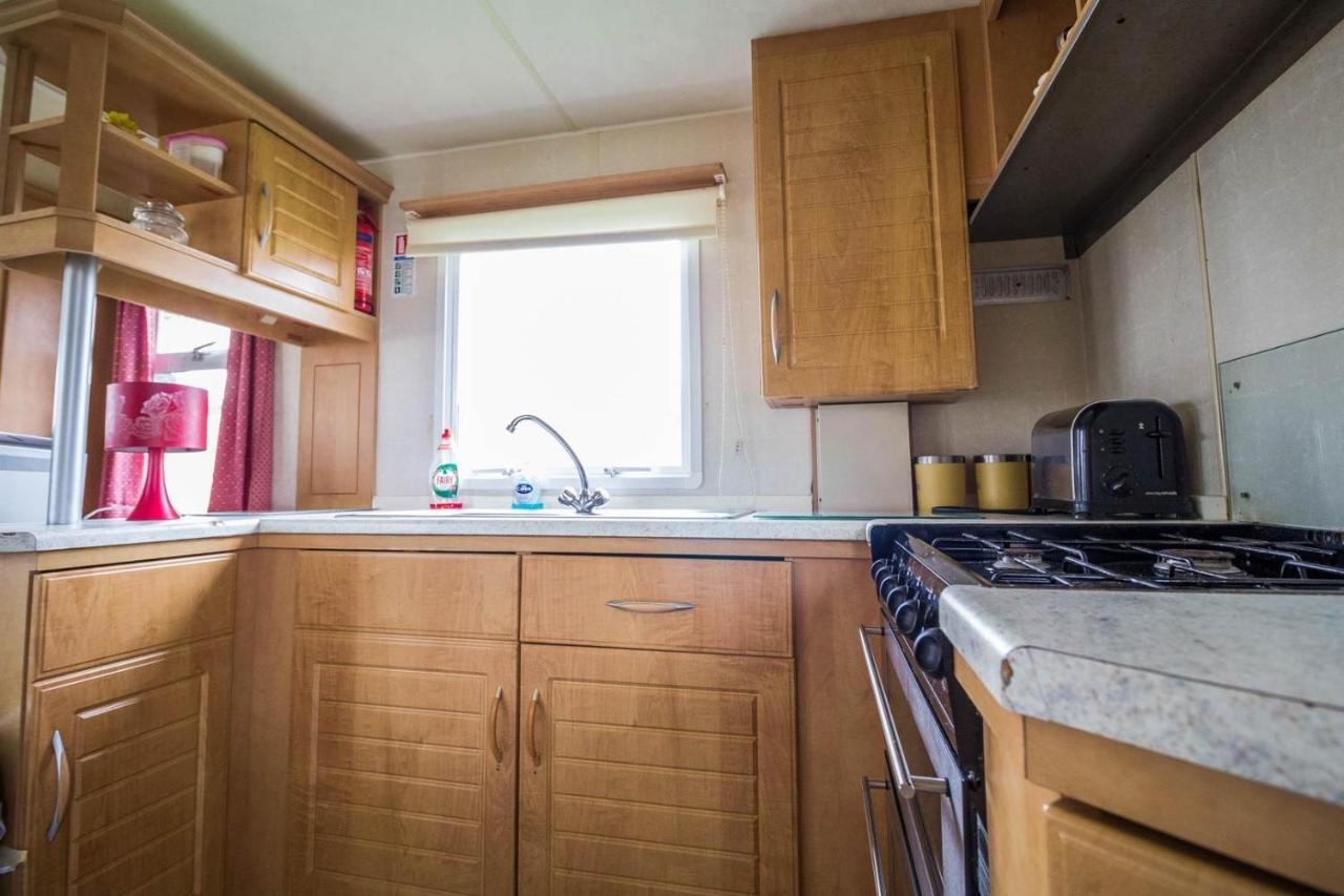 6 Berth Caravan For Hire At Martello Beach Holiday Park In Essex Ref 29017Y Ξενοδοχείο Clacton-on-Sea Εξωτερικό φωτογραφία