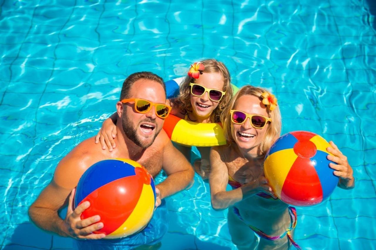 6 Berth Caravan For Hire At Martello Beach Holiday Park In Essex Ref 29017Y Ξενοδοχείο Clacton-on-Sea Εξωτερικό φωτογραφία