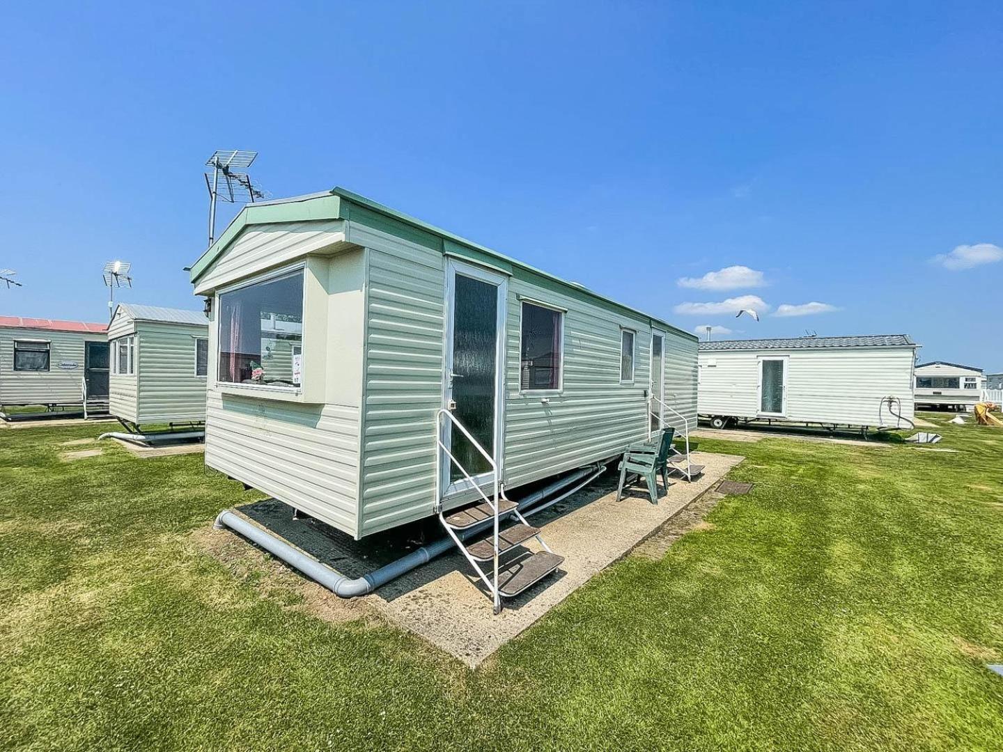 6 Berth Caravan For Hire At Martello Beach Holiday Park In Essex Ref 29017Y Ξενοδοχείο Clacton-on-Sea Εξωτερικό φωτογραφία